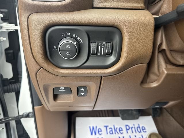 2020 RAM 1500 Laramie Crew Cab 4x4 6'4" Box